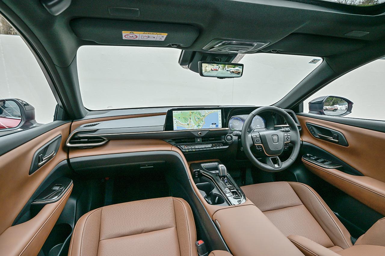 画像: クラウンエステート Zではブラックまたはサドルタンの内装色を選ぶことができる。