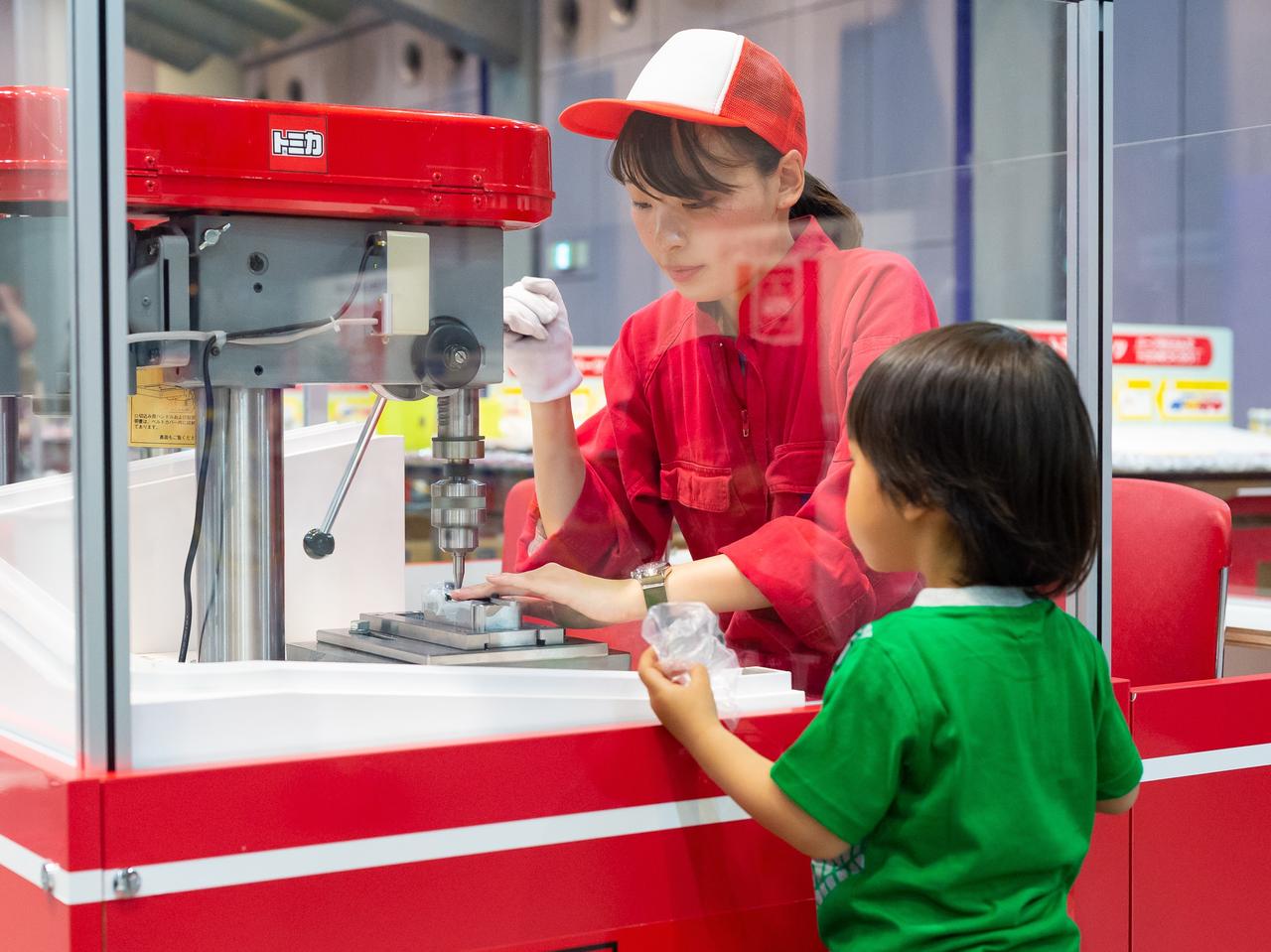 画像: 自身が好きなパーツを選んだ、自分オリジナルの「トミカ」が、目の前で完成していく姿を見ることができる『トミカ組立工場』は、「トミカ博」や「トミカ・プラレールショップ」東京店でも有数の人気のアトラクションだ。（画像はイメージ） © ＴＯＭＹ