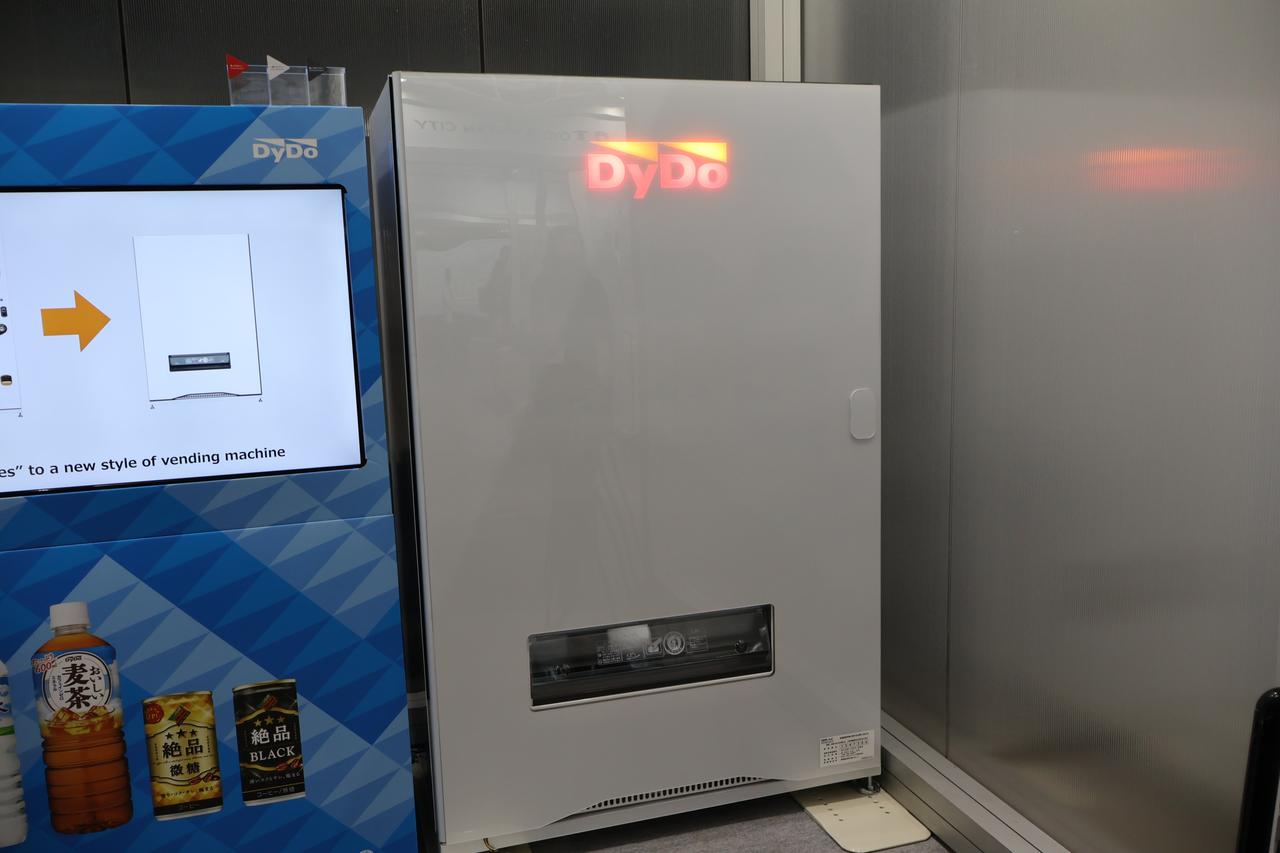 画像: 「HAKU」は、既存の常識を削ぎ落とした白い自販機。単なる飲料供給ではなく、人が集まる空間を目指す。