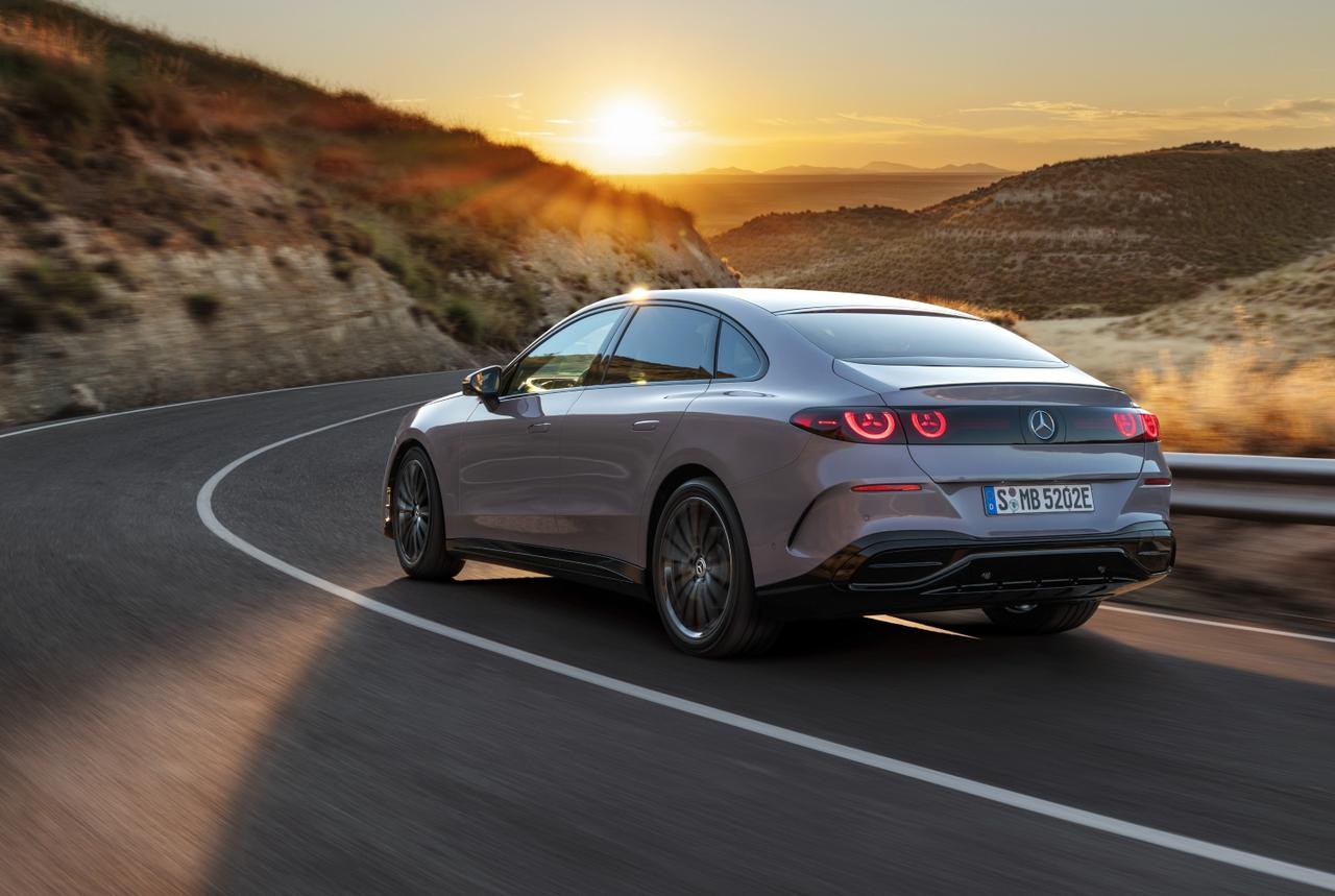 画像: 4灯の丸形にスターを灯すテールライト。張り出した筋肉質なショルダー部と共に、後続車へ次世代のアイデンティティを鮮烈に主張する。