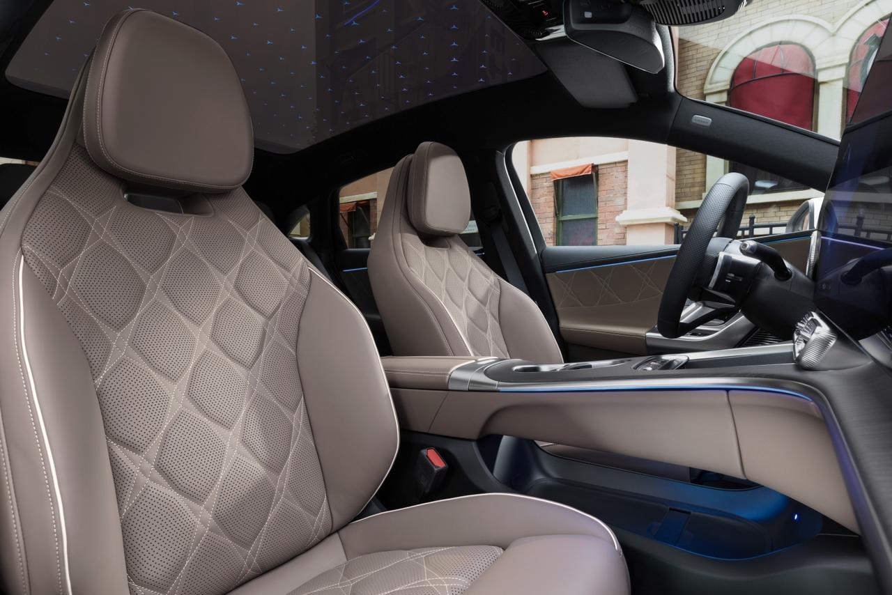 画像: 職人技が光る「Twisted Diamond」シート。162個の星が灯るルーフと共に、五感を満たす空間を創出。