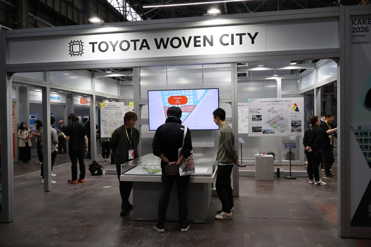 画像: ウーブン・シティは、トヨタ自動車が静岡県裾野市に建設している「モビリティのための実証都市（リビング・ラボ）」。単に「未来的な綺麗な街」を作るのが目的ではなく、人、建物、クルマがすべてデータやセンサーでつながり、AI（人工知能）やロボット技術を実生活の中でテストし続ける「未完成の街」であることが特徴だ。