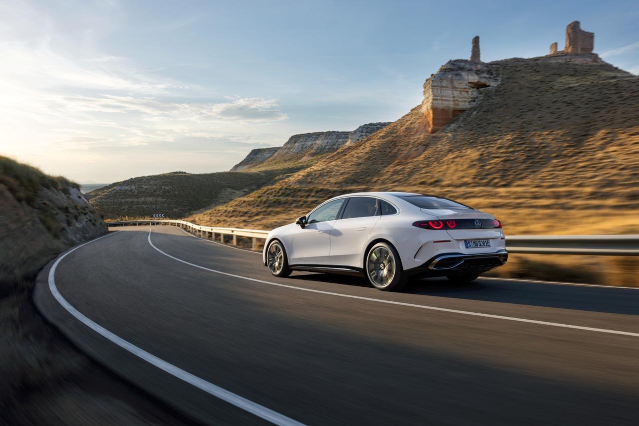 画像: 伝統の「C」を電動化時代に向けて知的に再定義。メルセデスの140年に及ぶ革新の歴史を結実させた1台だ。