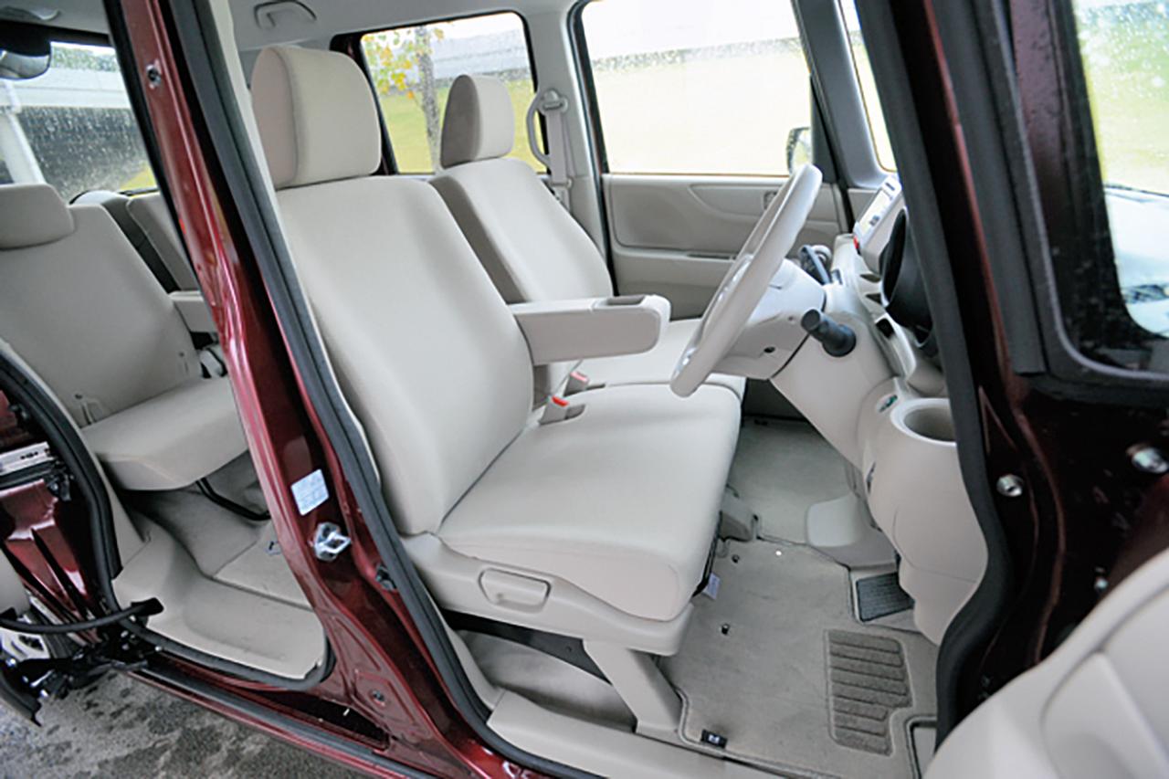 画像: 標準車系は、ベージュを基調とした明るい印象のインテリアカラーを採用。ステップが低いので乗り降りはスムーズだ。