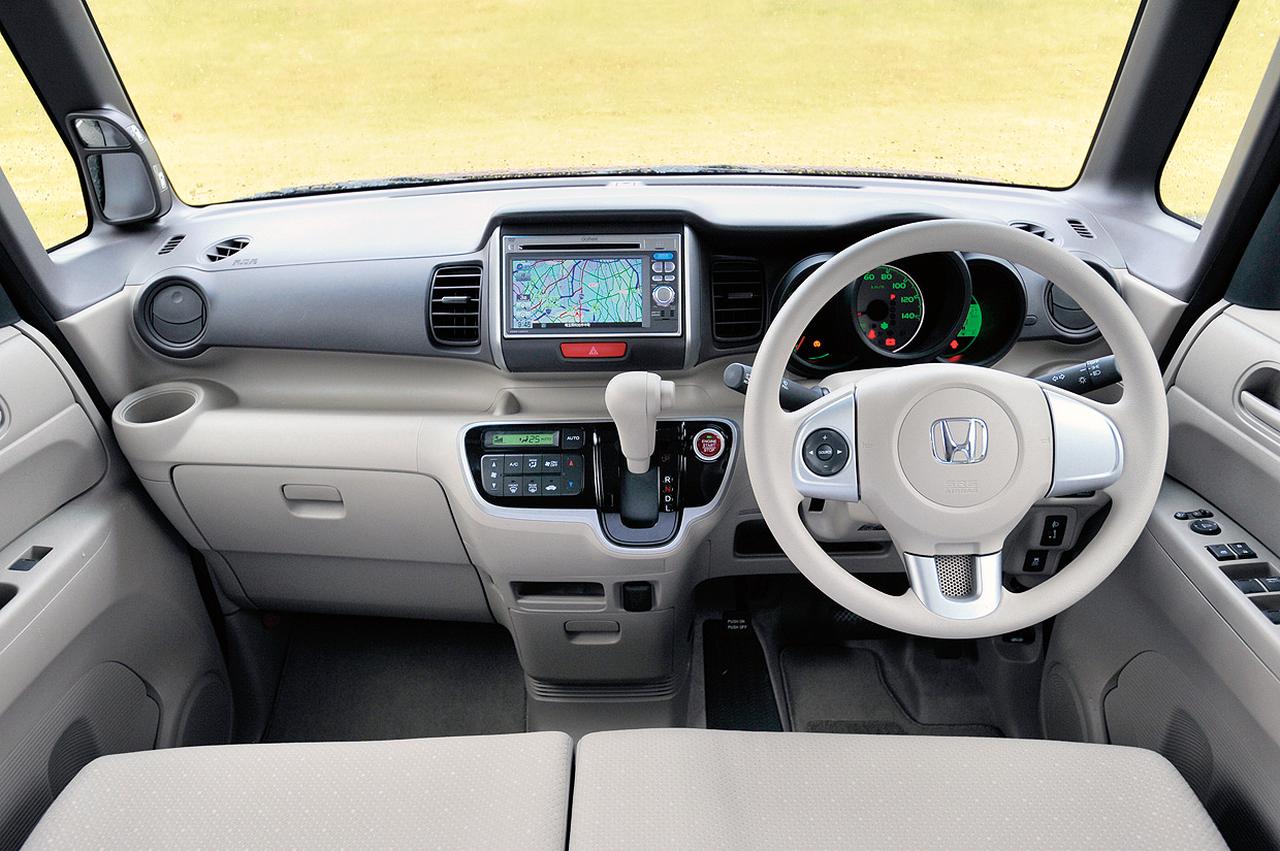 画像: 遊び心たっぷりのインパネデザイン。運転状態に合わせてイルミ色が変化する「エコインジケーター」をメーターに採用している。