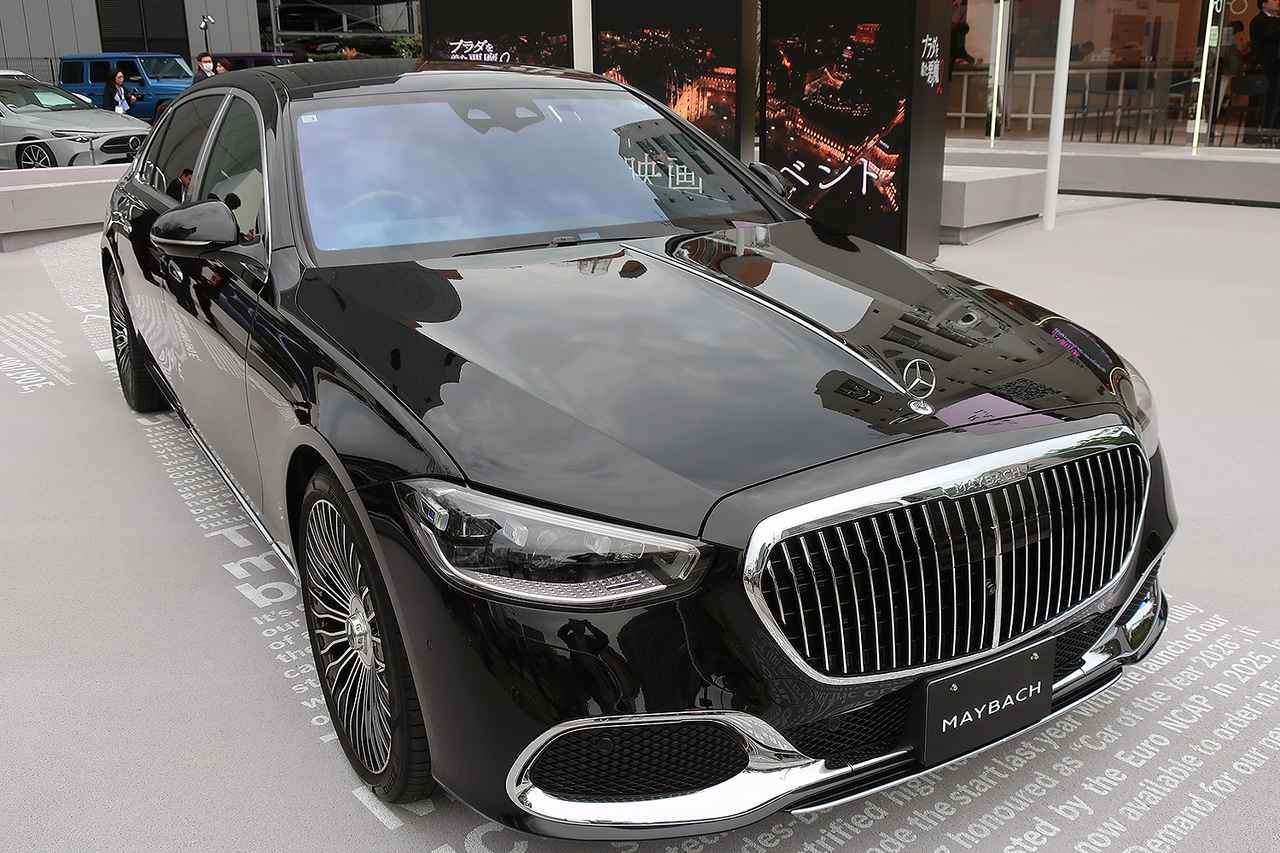 画像: メルセデス・マイバッハ後ろのモニターでは「プラダを着た悪魔2」のスペシャルムービーも上映される。