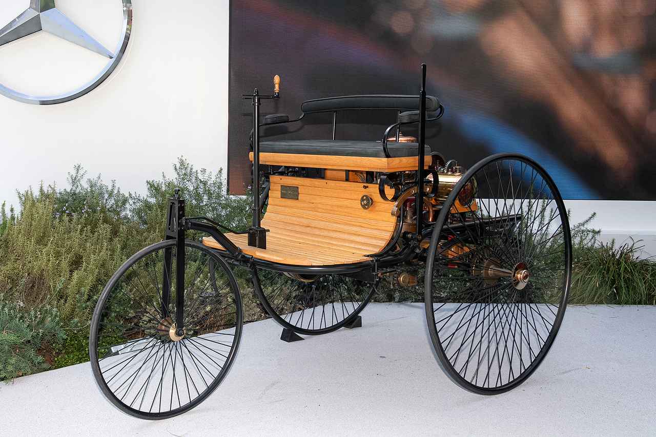 画像: 世界初の自動車であり、メルセデス・ベンツの 起源でもあるパテント・モトールヴァーゲン（レプリカ）も期間限定だが特別展示される。