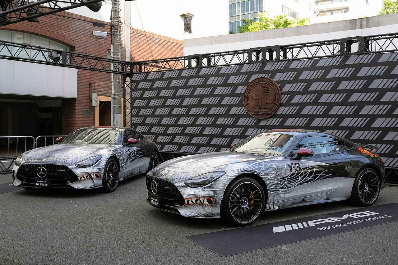 画像: Y-3の世界観でラッピングした特別なアートカーのメルセデスAMG GTクーペ2台を特別展示。