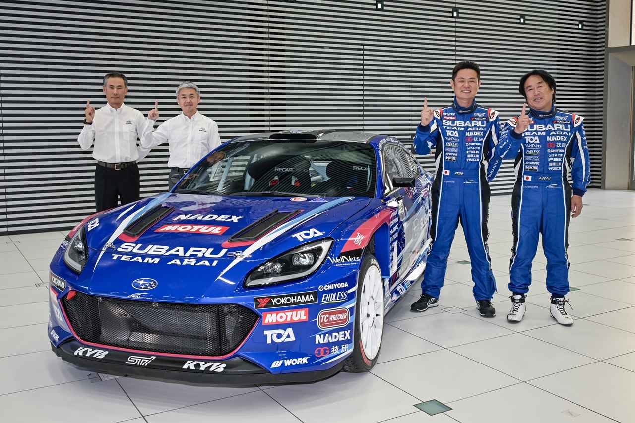 画像: 東京・恵比寿にあるSUBARU本社ショールームで世界初公開された「SUBARU Boxer Rally spec.Z」。BRZをベースに、車両規定にあわせて、ターボ化、4WD化が行われた。写真は左からSUBARUスポーツ車両企画室山田大輔担当部長、SUBARUスポーツ車両企画室大村雅史室長、コ・ドライバー安藤祐一選手、ドライバー新井敏弘選手。