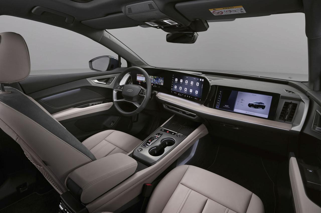 画像: 11.9インチのインストルメントクラスターと12.8インチのMMIタッチディスプレイ、オプションの12インチのパッセンジャーディスプレイで構成されるパノラミックなインパネ。インテリジェントな新しいアシスタントシステム「ワンコネクテッド インフォテイメント」も装備される。