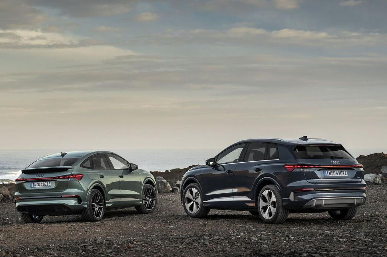 画像: よりモダンでダイナミックになったリアビュー。Q4 スポーツバック e-tron（左）とQ4 SUV e-tron。水平なラインが視覚的なワイド感を強調し、新設計のリアスポイラーや新デザインのディフューザーがスポーティな仕上がりをもたらす。