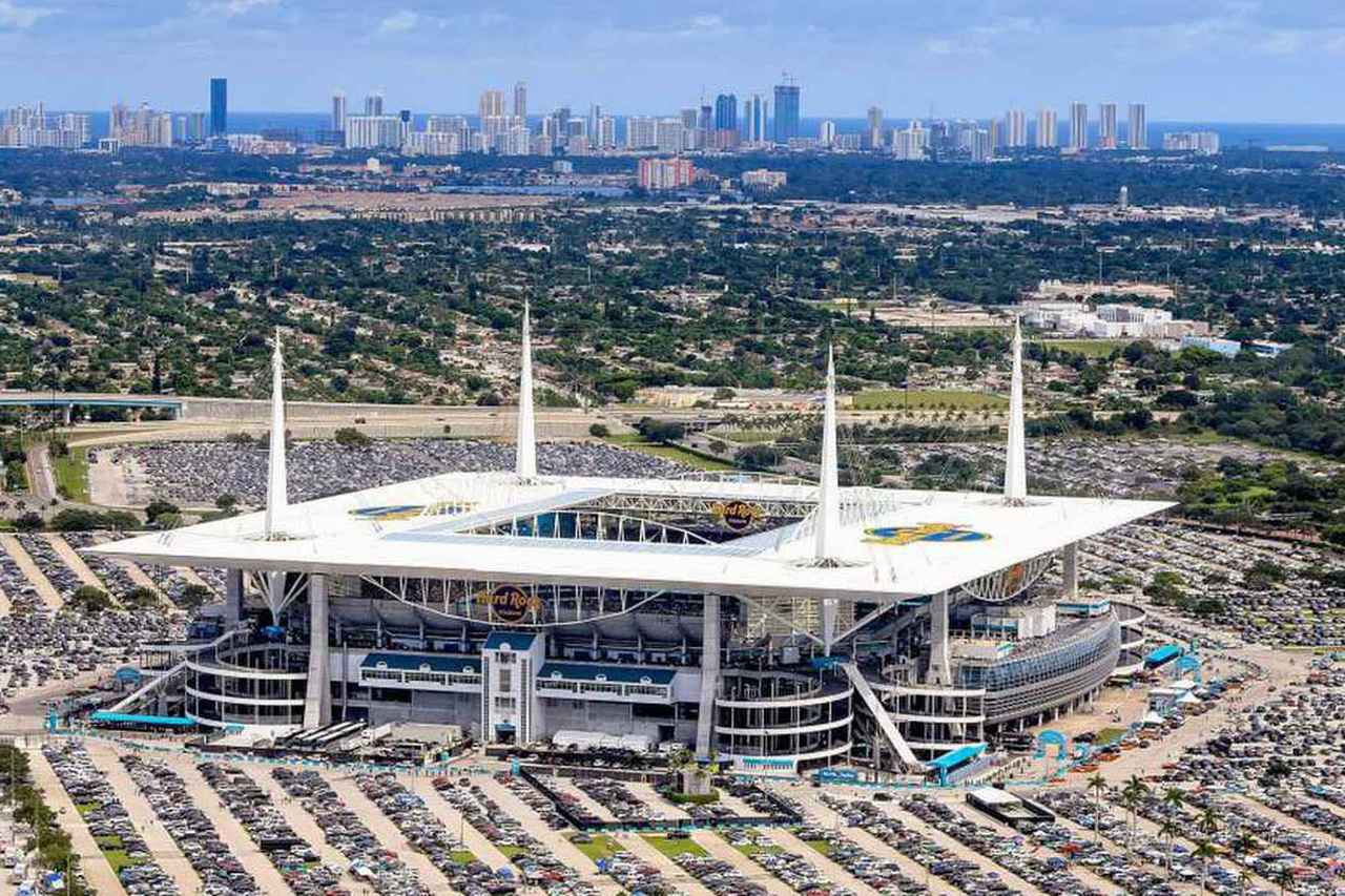 画像: アメリカンフットボールチームのマイアミ・ドルフィンズの本拠地「ハードロックスタジアム」。通常時は周辺は駐車場などに使われている。