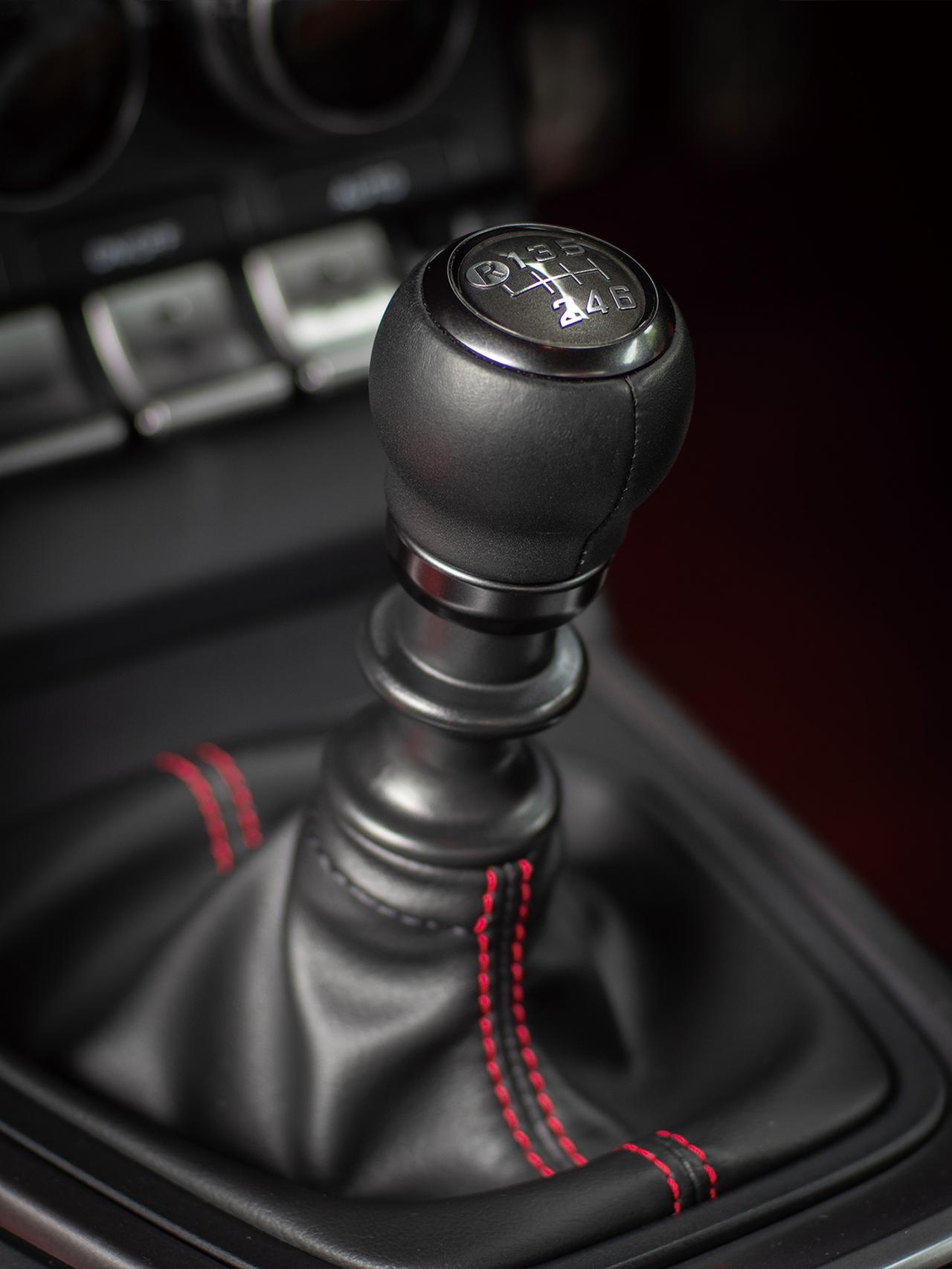 画像: ショートストロークの気持ちの良いシフトフィールを味わうことができる。6速・100km／h巡航時の回転数は2700rpm付近。