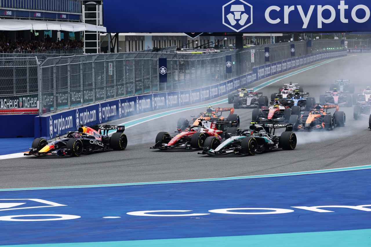 画像: レースはスタート直後から激しい展開となり、オープニングラップからオーバーテイクが続出。