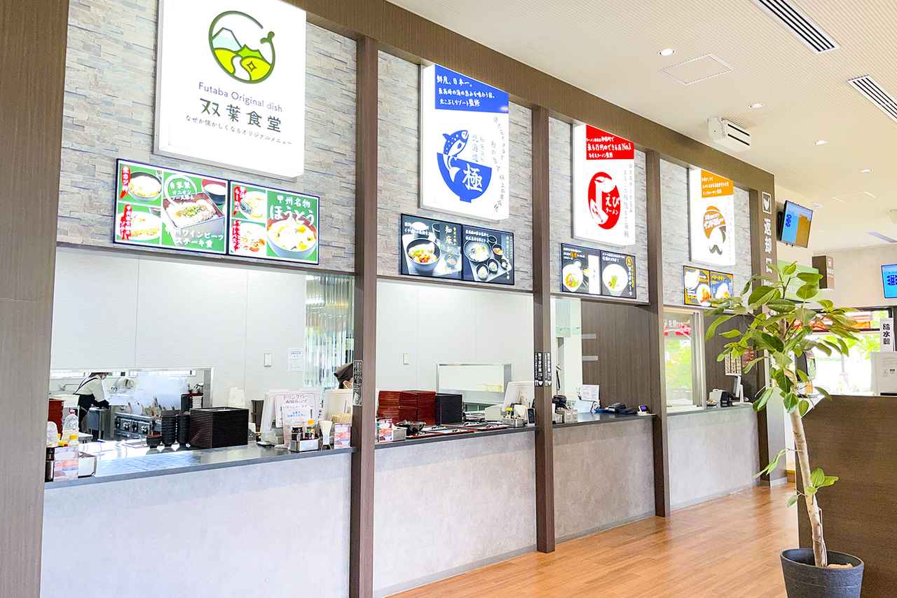 画像: フードコートには、定食／ドンブリ／麺の「双葉食堂」、海鮮料理の「北海道知床海鮮 極」、「オマール海老らーめん」、そして「本格インドカレー」と、4店からメニューが選べる。