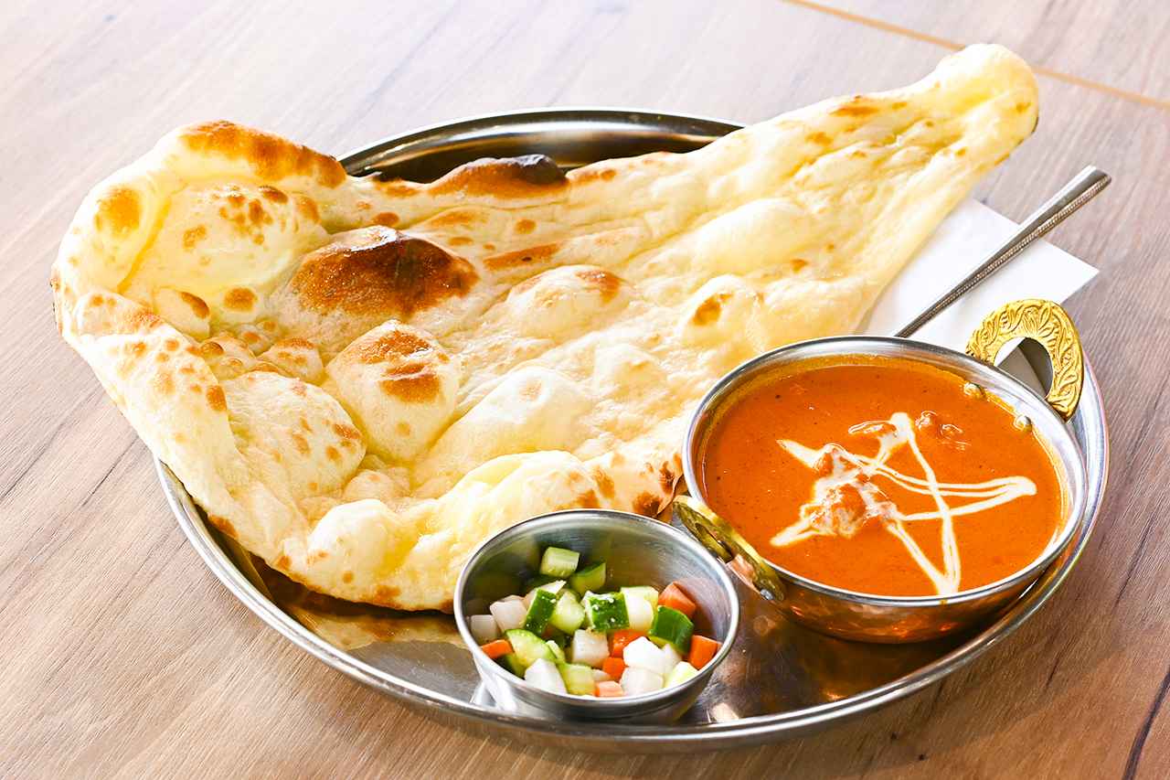 画像: 関東を中心に展開する本格カレー「サイノ」の監修した「バターチキンカレーセット」（1350円）。
