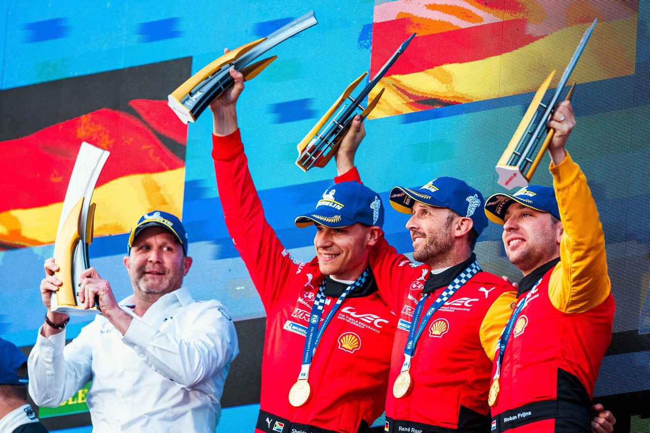 画像: WEC第2戦スパ・フランコルシャン6時間のポディウムにあがったラスト/フラインス/リンデ組。BMWはドライバーズランキングとマニュファクチャラーズランキングでトップに立った。