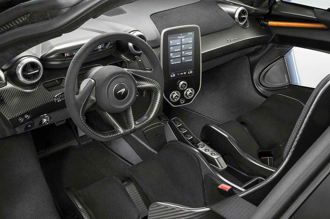 画像: 軽量化のために内装はトリムされず、カーボンファイバーがむき出し。DCTのセレクターはドライバーズシートと一体化している。
