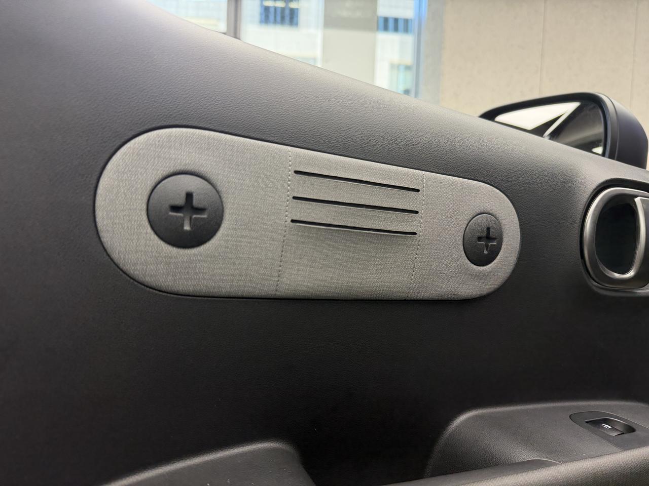 画像: カードホルダーガーニッシュ。8800円でこちらは、運転席と助手席の2枚セットとなる。