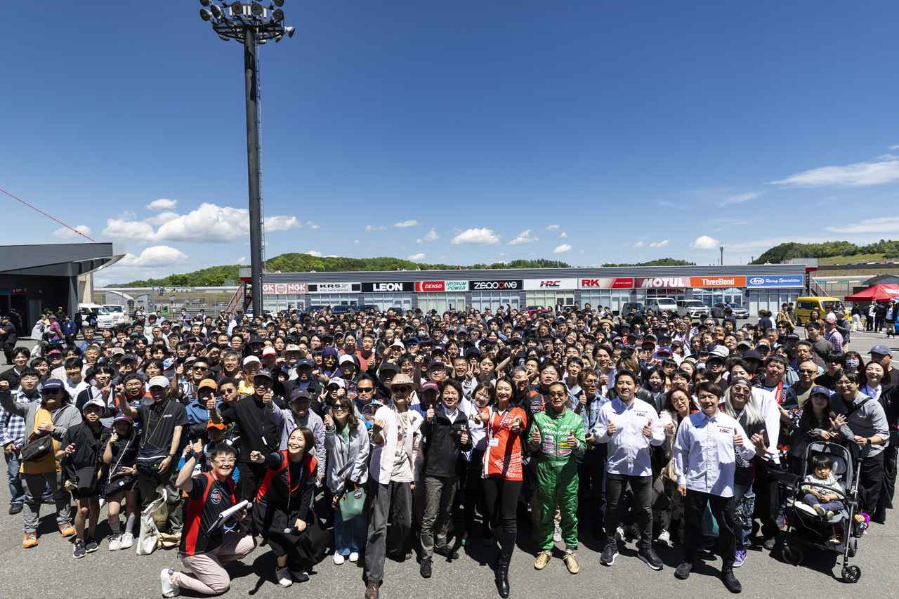 画像: 2100名のファンとゲストが一体となった集合写真。タイプRへの情熱を分かち合う最高潮の瞬間を捉えた一枚。