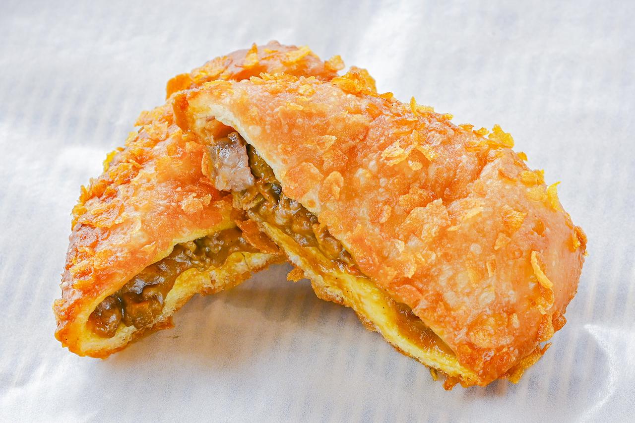 画像: 「甲州ワインビーフカレーパン」(400円)には、ワインのために搾った後のぶどう粕を飼料にする甲州ワインビーフを使用している。