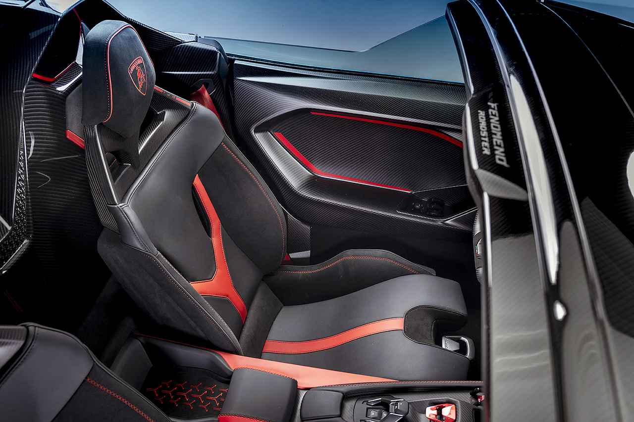 画像: フロントウインドー上のスポイラーやシート後方のロールオーバー プロテクション構造が特徴的だ。