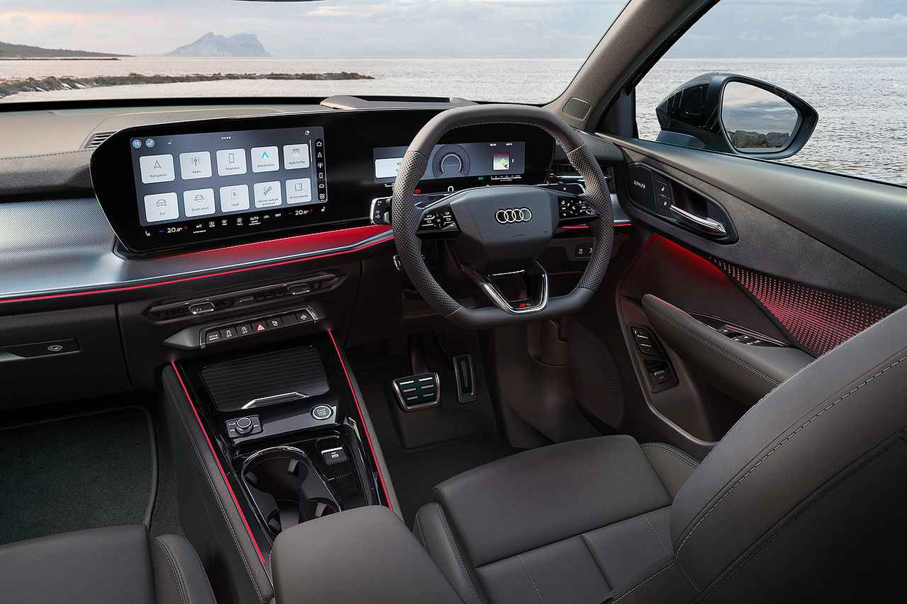 画像: 上位モデル譲りのデジタルステージと、ステアリングコラム統合型シフターを採用したインテリア。
