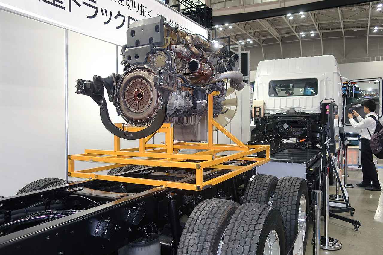 画像: 大型トラックのエンジンをモーターにコンバートした車両も展示されていた。