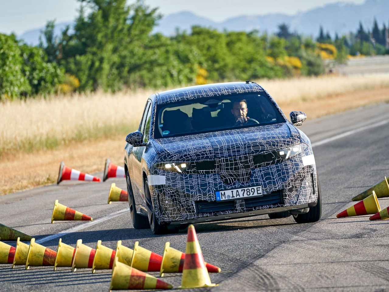 画像: 新型「BMW iX3」の最新情報を公開、次世代BEV「ノイエクラッセ」第1弾としてIAAでワールドデビュー - Webモーターマガジン