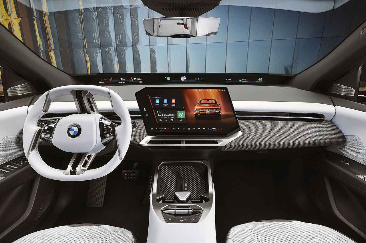 画像: 日本仕様は右ハンドルになると思われる。フリーカットデザインのディスプレイやBMWパノラミックビジョンも装備する。