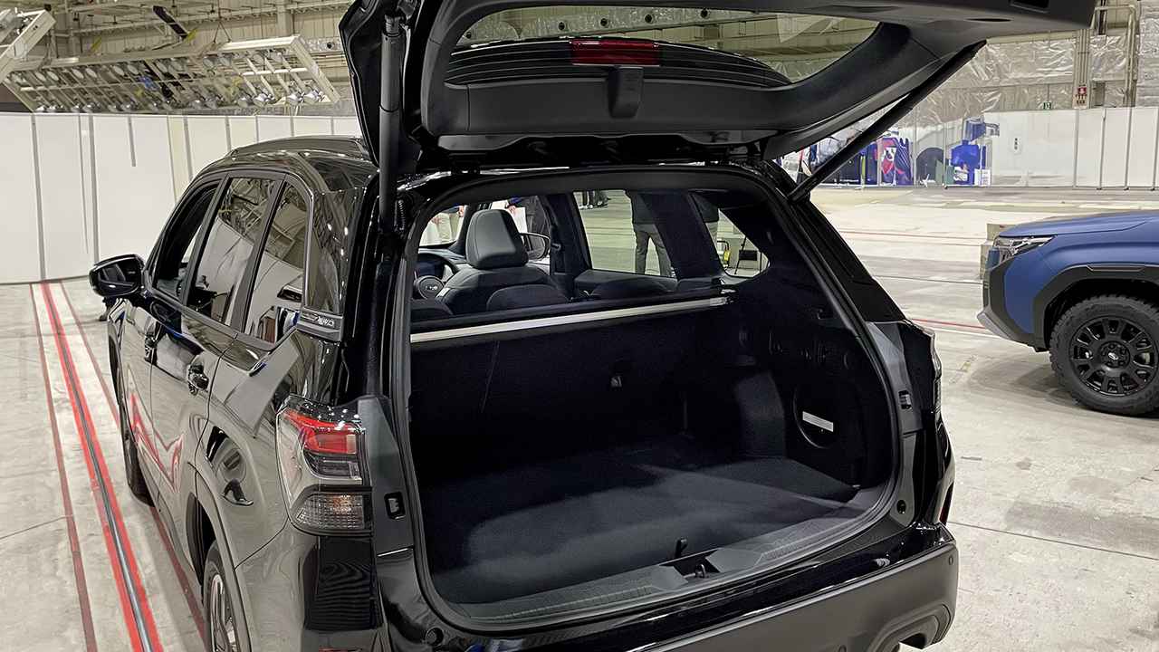 画像: 写真の車両はメーカーオプション装備のパワーゲートを装着している。