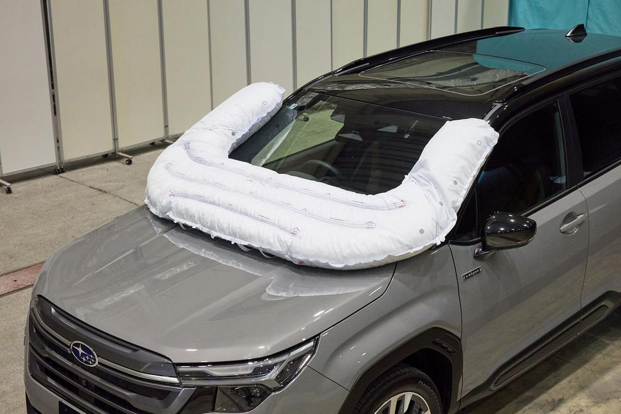 画像: 歩行者に加えて、サイクリスト(自転車)の頭部も保護できるように進化したエアバッグ。