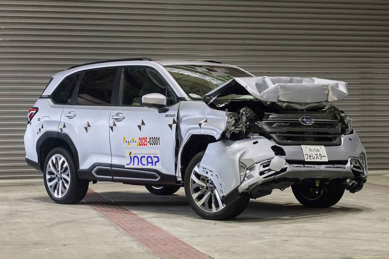 画像: こちらは実際の評価試験(フルラップ)を受けた車両。フロント全体が潰れて障礙基礎吸収していることがわかる。