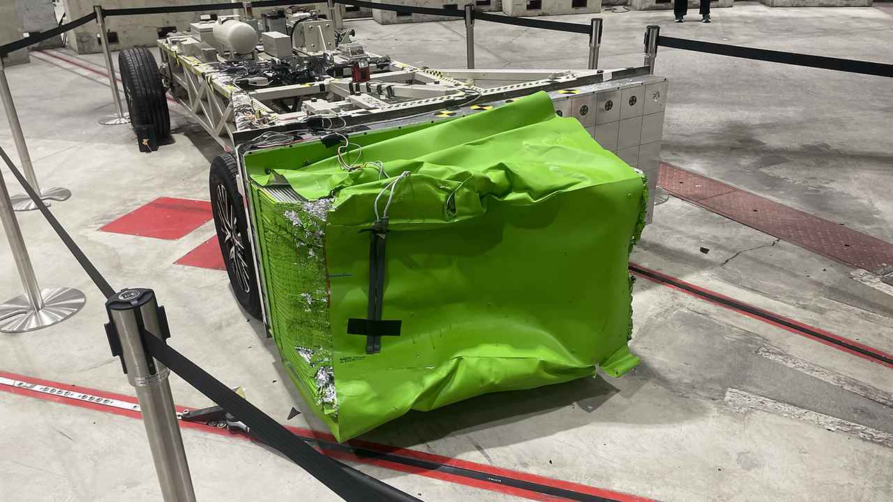画像: 専用の台車の前部に装着されたアルミハニカム部材が潰れたようす。