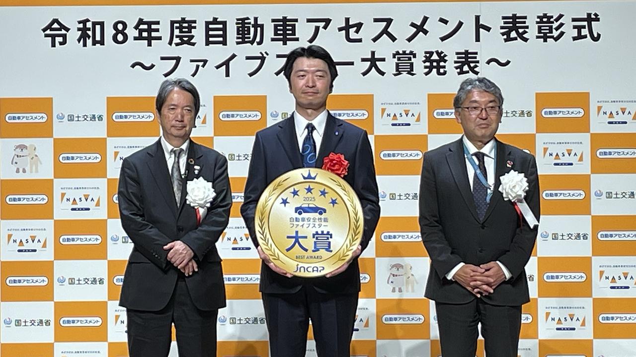 画像: 2月28日に行われた授賞式に登壇した、フォレスターの開発を統括した商品革新本部・プロジェクトゼネラルマネージャーの藤居拓也氏(中央)。