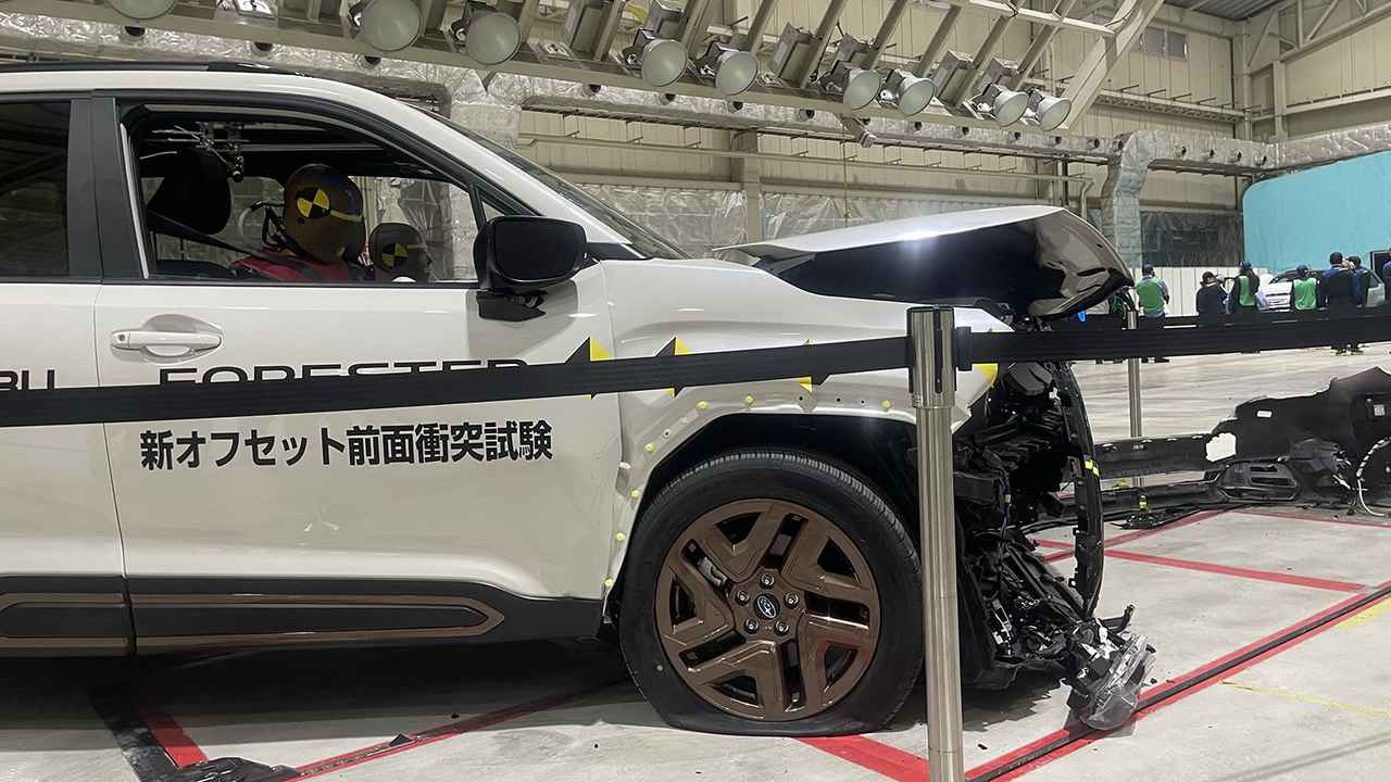 画像: フロントドアとフロントフェンダーの境界を境に、衝撃の処理の仕方が異なることがひと目でわかる。
