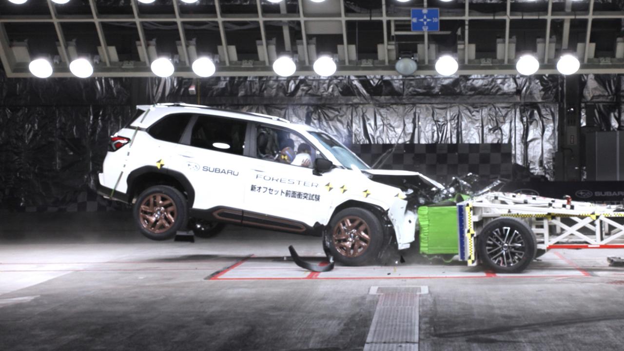画像: 衝突の激しい衝撃で車体後部が大きく浮き上がる様子。