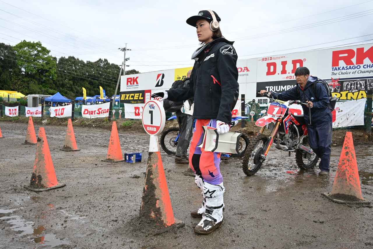 画像: 決勝レース前。コースコンディションは最悪だが、最良のコースが女王には見えているようだ。