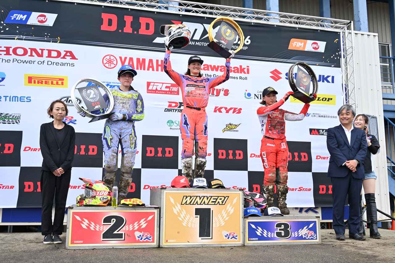 画像: 2位に圧倒的な差を付ける大楽勝で優勝した川井選手。ウエアが泥まみれになっていないのは、常に先頭を走っていた証だ。