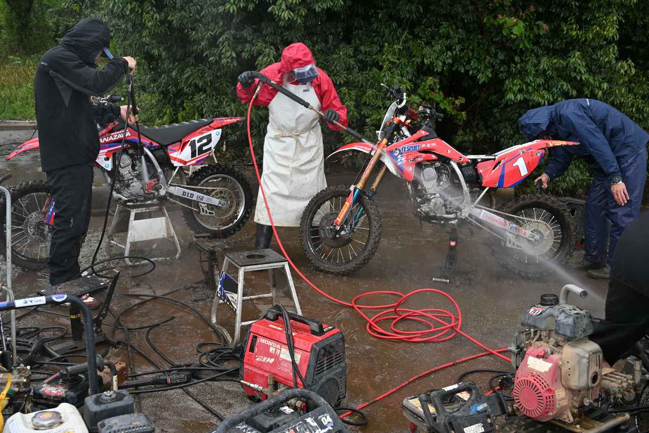 画像: 予選は終わり、高圧洗浄機でマシンの泥を落としているとこと。Hondaパワープロダクツのメリットを感じるところだ。