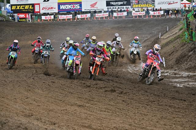 画像: 決勝は、スタートダッシュを決め、後続にこれだけの差を付けて1コーナーに進入。その後もこの差は広がるばかりだった。