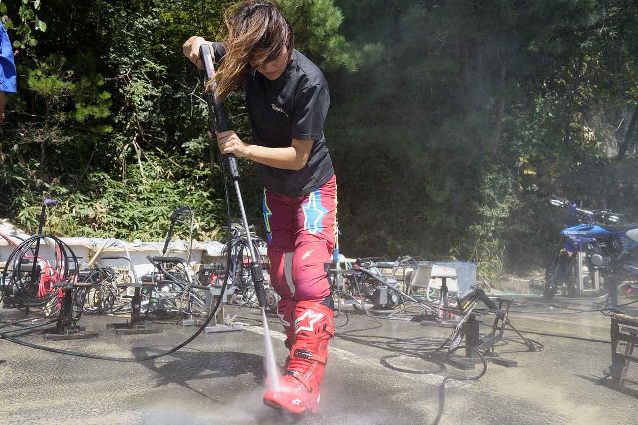 画像: レースが終わるとバイクもウエアも泥だらけになる。川井選手は、高圧洗浄機WS1513を使ってブーツを綺麗にしている。