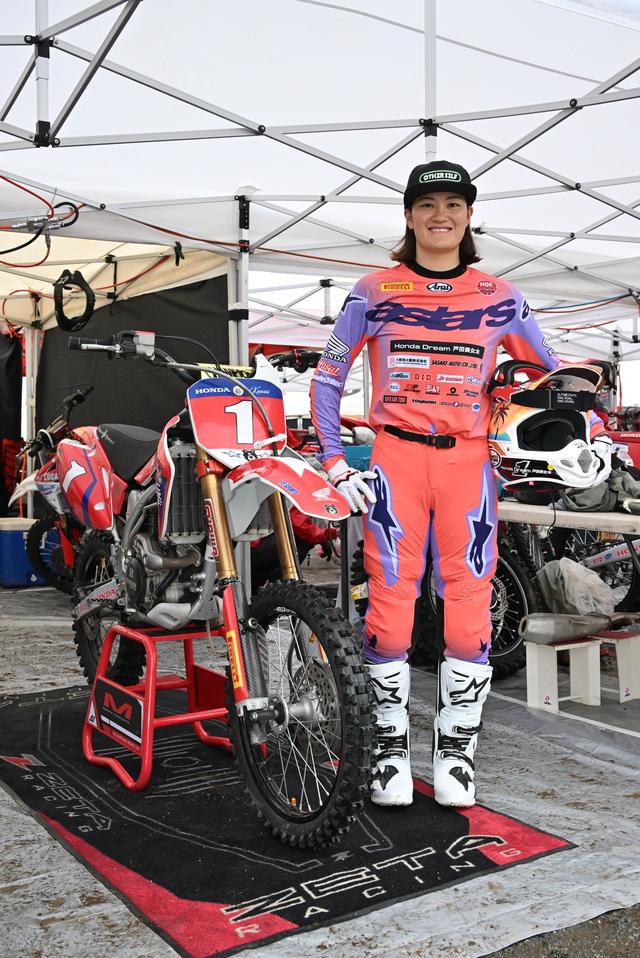 画像: 4歳からモトクロスの魅力にはまった川井麻央選手。小学6年生から全日本モトクロス選手権に参戦、中学2年生で初優勝している。この14歳での全日本選手権優勝は、現在も全日本レディースモトクロスの最年少優勝記録である。