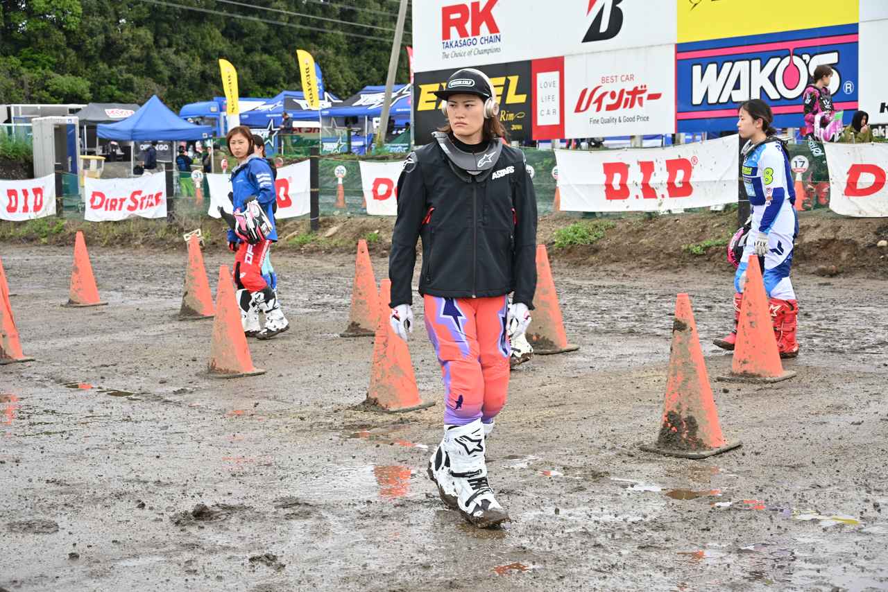 画像: 集中してコースコンディションを確認する川井選手。