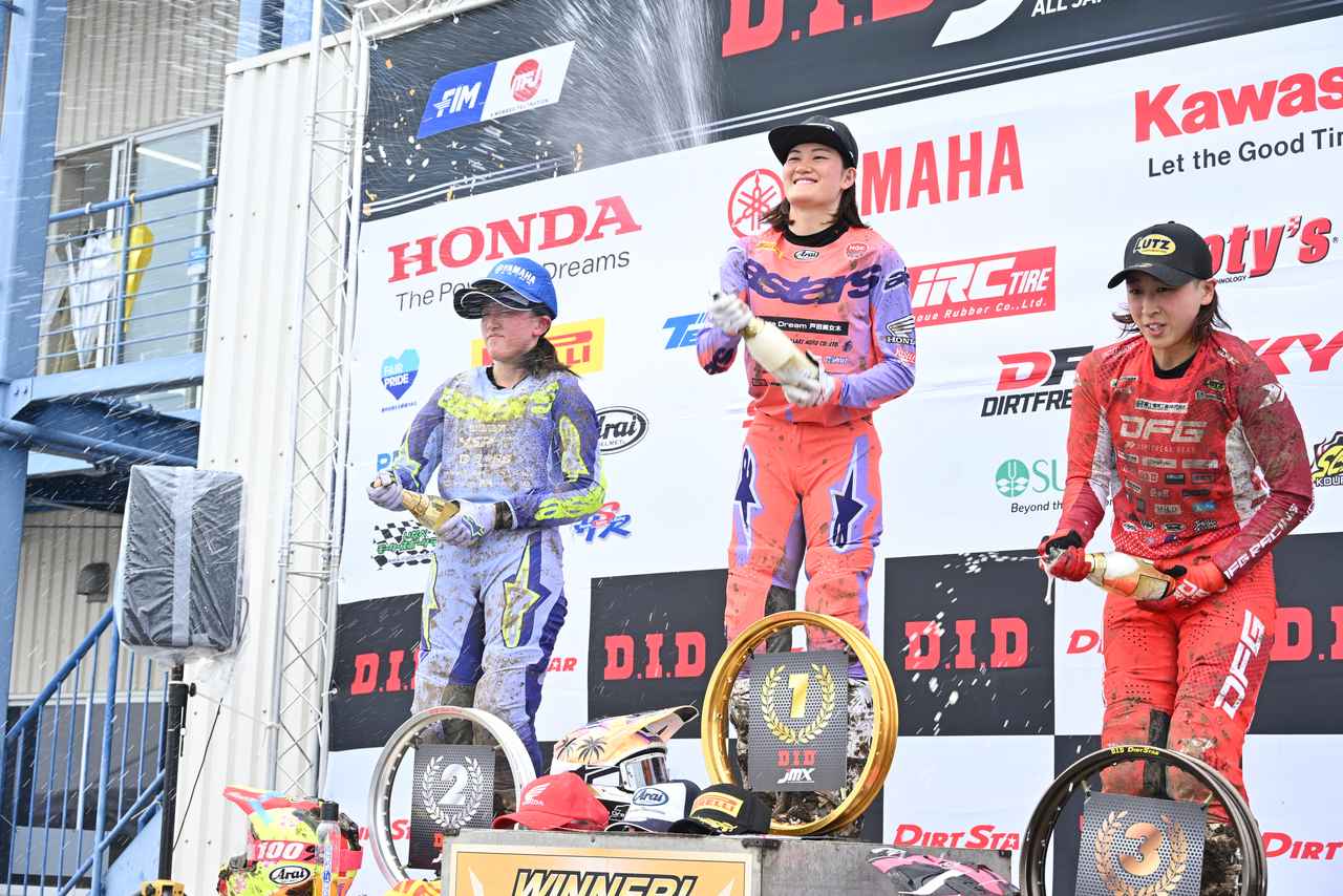 画像: 2位以下に圧倒的な差を付けて優勝。シャンパンファイトも余裕が見える。