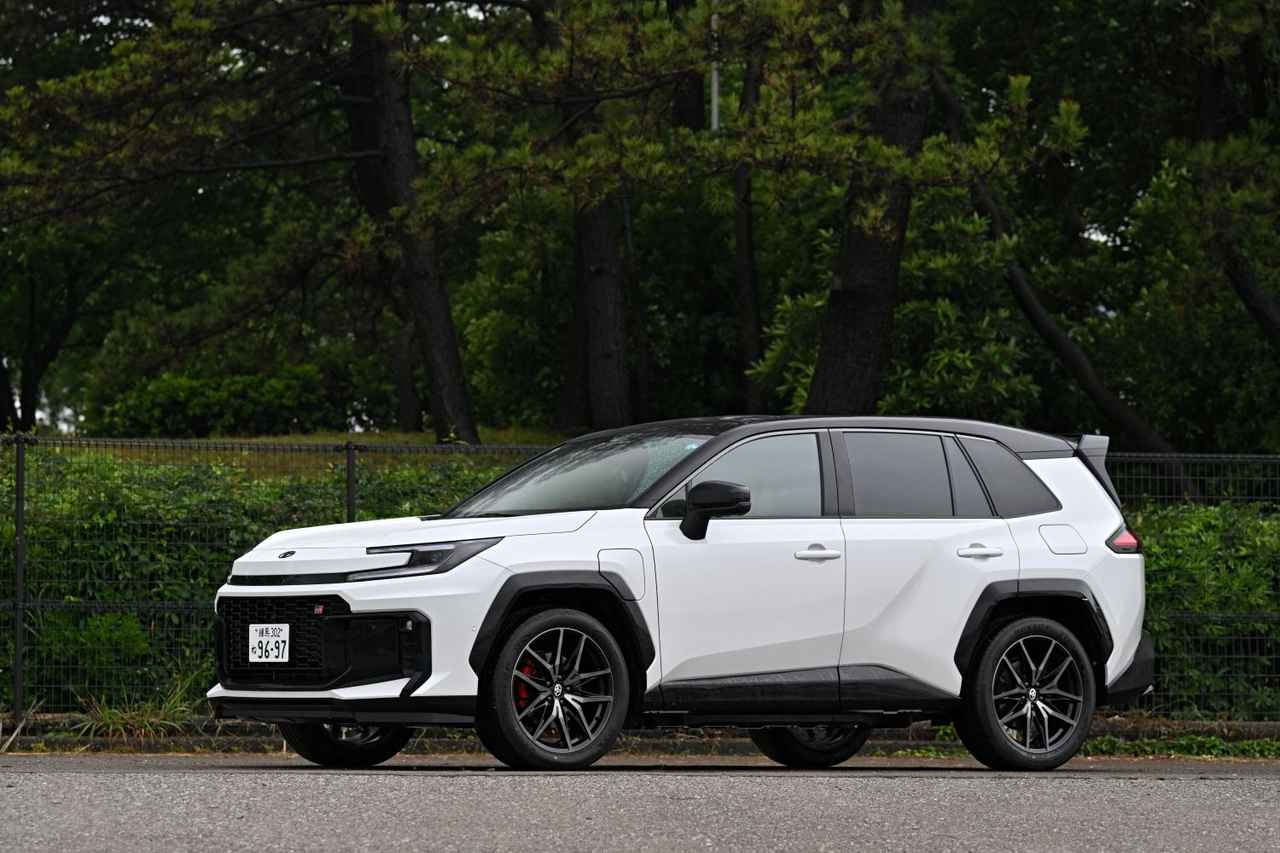 画像: 先代RAV4から継承されたエッジ感が際立つシルエットの持ち主だが、フロントマスクは「今ふうのトヨタSUV顔」に変更、ダイナミックさの中にスマートさも漂わせている。写真はGR SPORT(630万円)で、PHEV専用デザインのZに専用のフロントリップスポイラーなどによって差別化を図る。