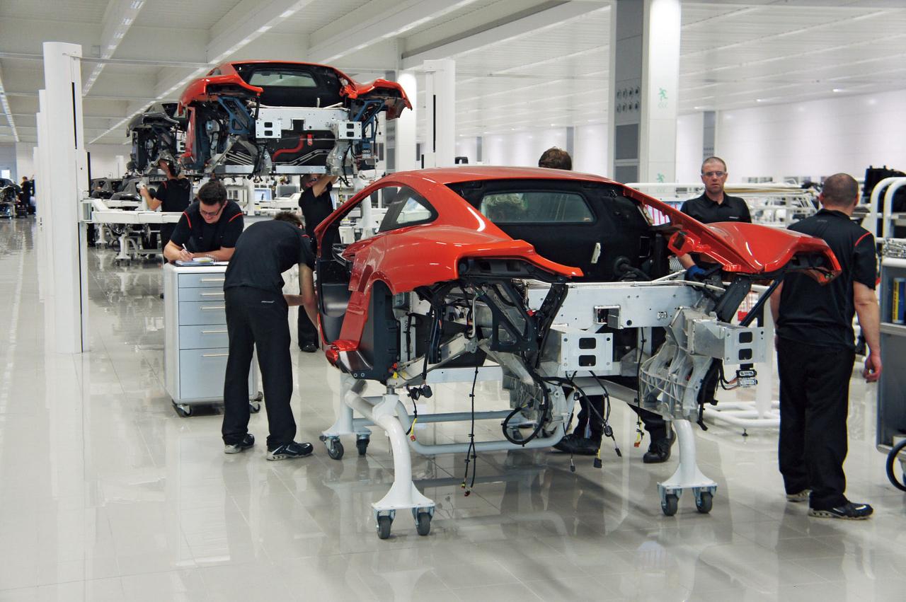 画像: 「MP4-12C」が組み立てられるMPC（マクラーレン プロダクション センター）。2012年はMP4-12Cが1800台生産される予定。クルマは1台1台がそのクオリティに対する入念なこだわりとともに実に整然と生産されていた。