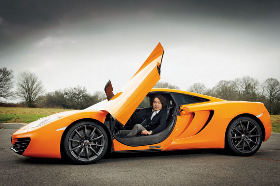 画像: 「MP4-12C」の12Cは、12気筒エンジン並みの性能を備え、カーボンファイバーを用いた車両を意味する。