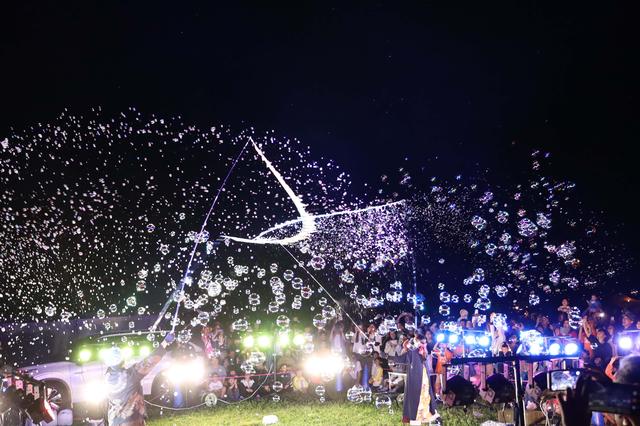 画像: 初日夜に開催された「ナイトバブルショー」。光と音楽に合わせてシャボン玉が夜空を舞う。ライトアップとマイク、スピーカーの電源はアウトランダーPHEVの大容量バッテリーが担った。