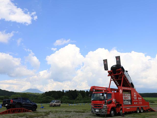画像: 45度の斜面を登るおなじみの4WD登坂キット同乗体験とあわせて、キャンプ場の周囲の特設コースをデリカD:5とデリカミニを実際に運転できる試乗体験会も行われた。